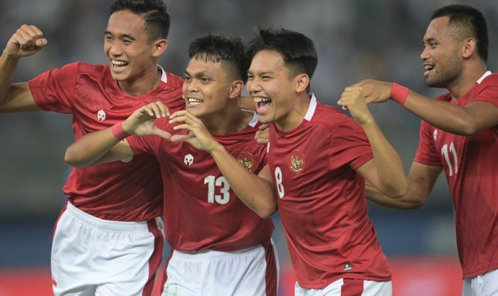 Para pemain timnas Indonesia saat melakukan selebrasi setelah mencetak gol kedua ke gawang Kuwait dalam laga Grup A Kualifikasi Piala Asia 2023 yang bergulir di Jaber Al-Ahmad International Stadium, Kuwait City, pada Rabu (8/6/2022).