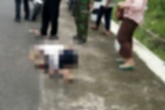 Seorang wanita tewas seketika karena sehelai kain selendang yang dibawanya terlilit di gir motor Kamis (8/2/2018).