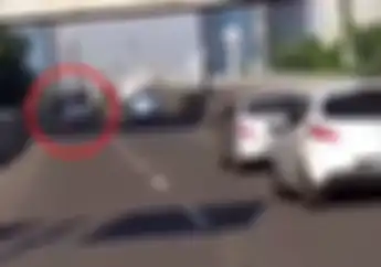 Nyohh! Terjadi Juga Tabrakan Antara Mobil dan Motor Yang Lawan Arah di Jalan Layang Casablanca
