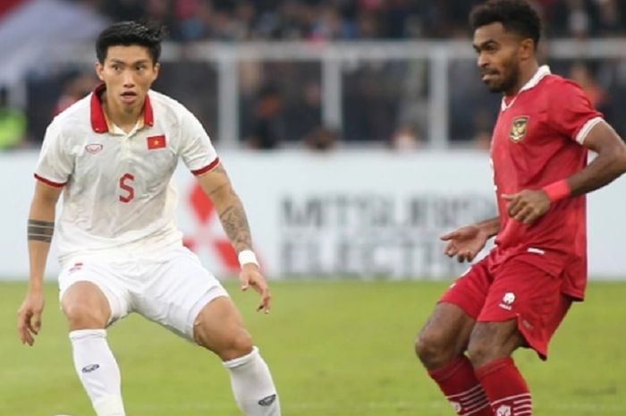 Bek Vietnam Doan Van Hau (kiri) mendapat sorotan negatif saat menghadapi Timnas Indonesia dalam semifinal leg pertama Piala AFF 2022 di Stadion Utama GBK, Jakarta, 6 Januari 2023.