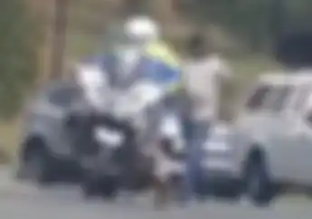 Lihat Video Ini, Seorang Polisi Patwal Wanita Baper Sama Motornya