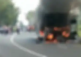 Mencekam! Ini Video Kejadian Kecelakaan Bus Menabrak Motor Lalu Terbakar Habis