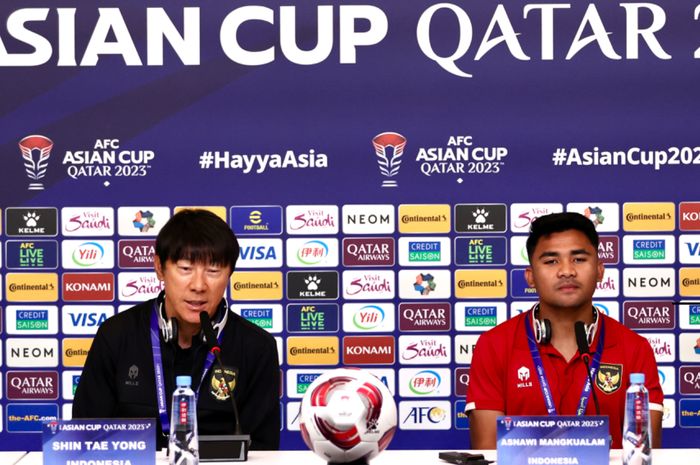 Pelatih timnas Indonesia Shin Tae-yong (kiri) dan Asnawi Mangkualam (kanan) saat memberi keterangan kepada awak media jelang lawan Irak, Minggu (14/1/2024.)