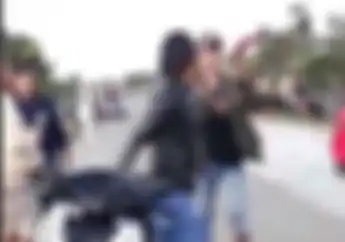 Video Detik-detik Balap Liar Tegang, Pemotor Keluarkan Celurit Tantang Carok Gara-gara Ditegur