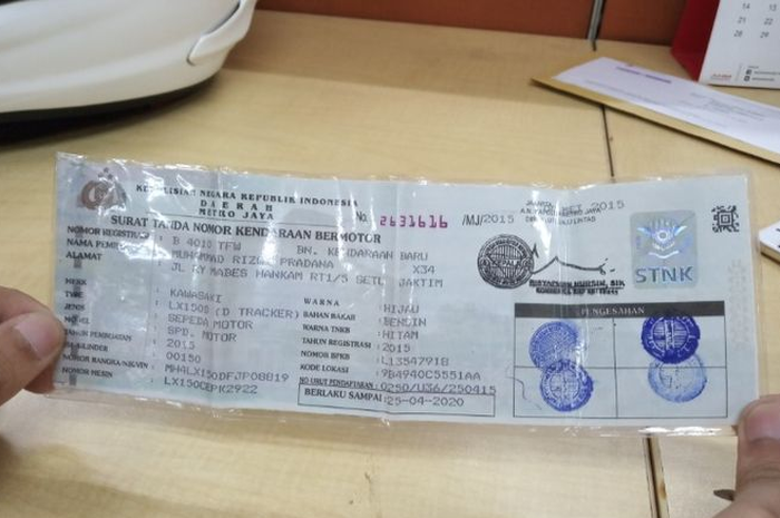 Ilustrasi STNK motor. Murah Bener, Ternyata Biaya Resmi Mutasi dan Balik Nama Kendaraan Bermotor Cuma Segini, Nih Rinciannya