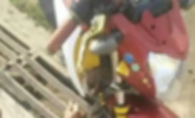 Yamaha V-Ixion terperosok ke besi penutup parit gara-gara pakai ban cacing.