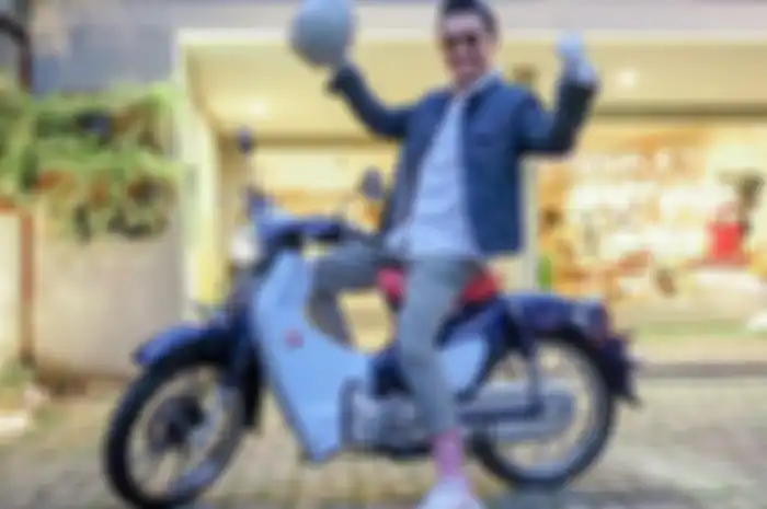 Ananda Omes pamer motor bebek mahal terbaru miliknya.