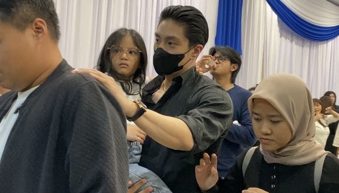 Thania digendong oleh Giorgio Antonio, kekasih Sarwendah di rumah duka Grand Heaven, Pluit, Jakarta Utara, Selasa (22/7/2025).