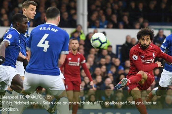 Penyerang Liverpool, Mohamed Salah, melepaskan tembakan dalam laga Liga Inggris pekan ke-29 versus Everton di Stadion Goodison Park, 3 Maret 2019.