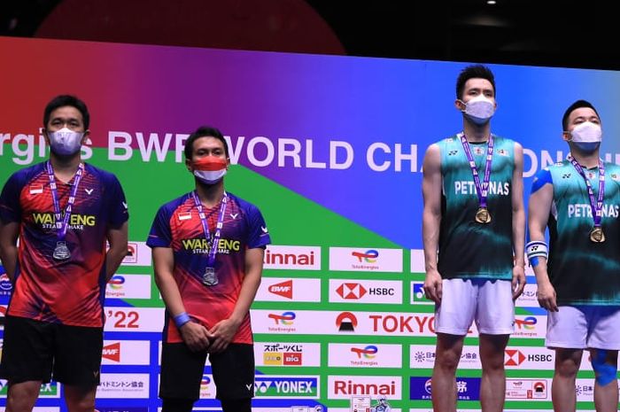 Pasangan ganda putra Indonesia, Mohammad Ahsan/Hendra Setiawan,  Fajar Alfian/Muhammad Rian Ardianto di podium Kejuaraan Dunia 2022 di Tokyo Metropolitan Gymnasium, Minggu (28/8/2022).