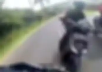Video Detik-detik Honda Vario Hajar Yamaha Aerox Saat Cornering, Gak Paham Marka Jalan