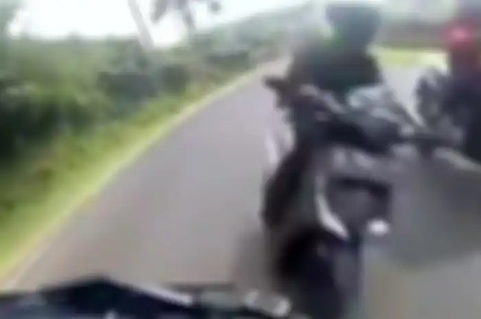 Honda Vario tabrak pengendara Yamaha Aerox, kurang paham marka jalan.