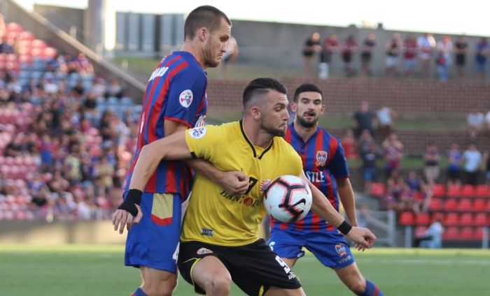 Penyerang Persija, Marko Simic, berduel di laga kualifikasi kedua Liga Champions Asia kontra Newcastle Jets.