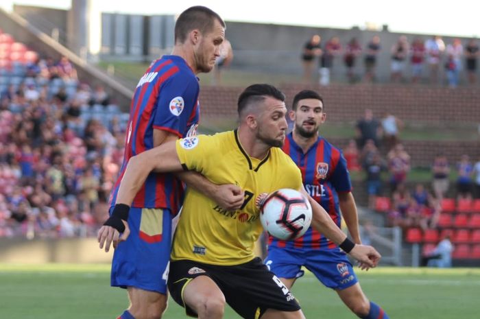 Penyerang Persija, Marko Simic, berduel di laga kualifikasi kedua Liga Champions Asia kontra Newcastle Jets.