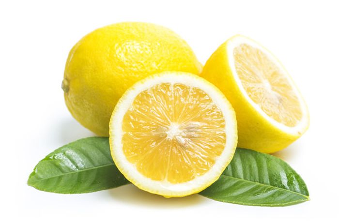 Campuran lemon, minyak zaitun, dan gula bisa kamu jadikan body scrub alami. Gunakan 1-2 kali seminggu, ya.