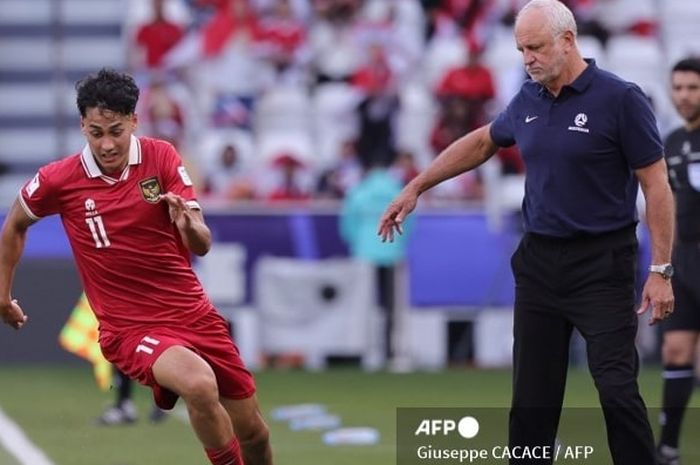 Graham Arnold (kanan) mengawasi Rafael Struick dalam laga timnas Australia vs timnas Indonesia pada laga ajang Piala Asia 2023 di Qatar (28/1/2024).