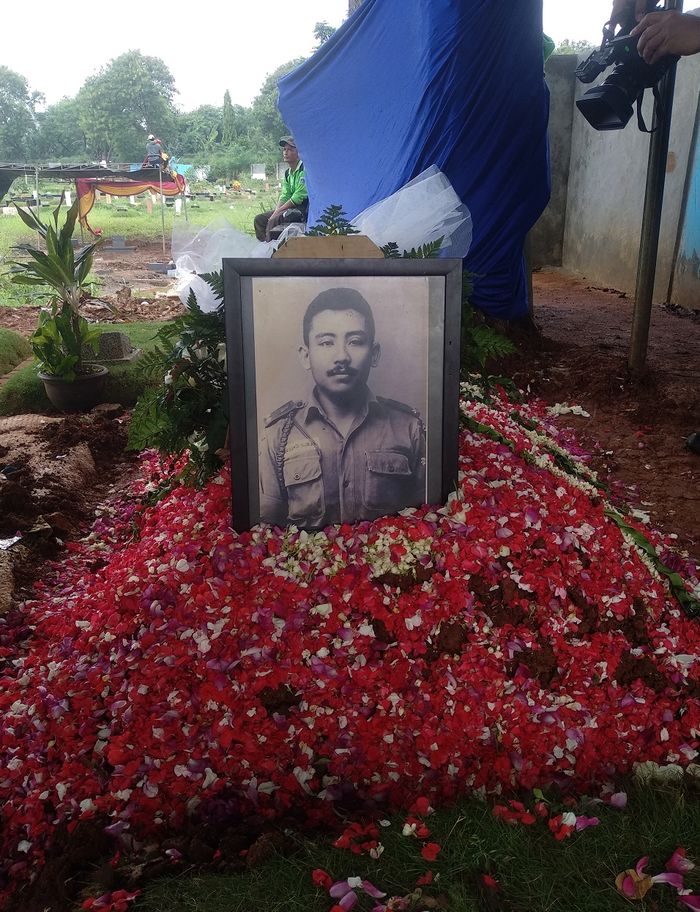 Pemakaman ayah Indra Birowo, Letkol Purn. Wargandi Suryo di TPU Tanah Kusir, Kebayoran Lama, Jakarta Selatan, Sabtu (30/7/2022).