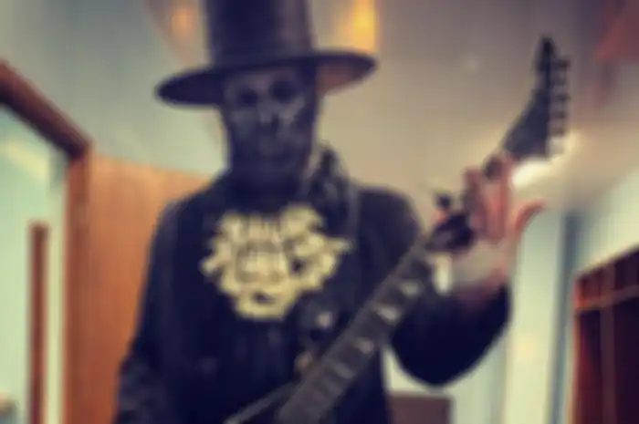 Wes Borland dan tangannya yang diperban akibat cedera