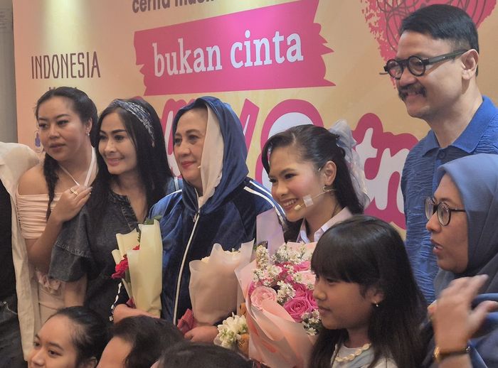 Iis Dahlia dan Salshadilla Juwita di kawasan Menteng, Jakarta Pusat, Sabtu (7/2/2026).