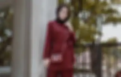 5 Model Tunik Merah Maroon Buat Gaya Lebaran yang Kece dan Stunning!