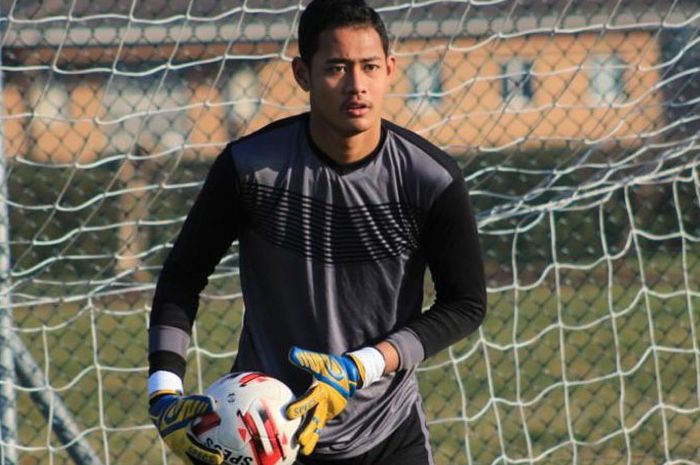 Kiper Persib U-18, Erlangga Setyo saat berlatih.