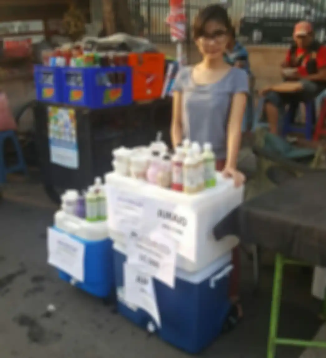 Kontras dengan Gaya Hidup Iis Dahlia, Tengok Penampilan Putrinya saat Jualan Puding di Pinggir Jalan