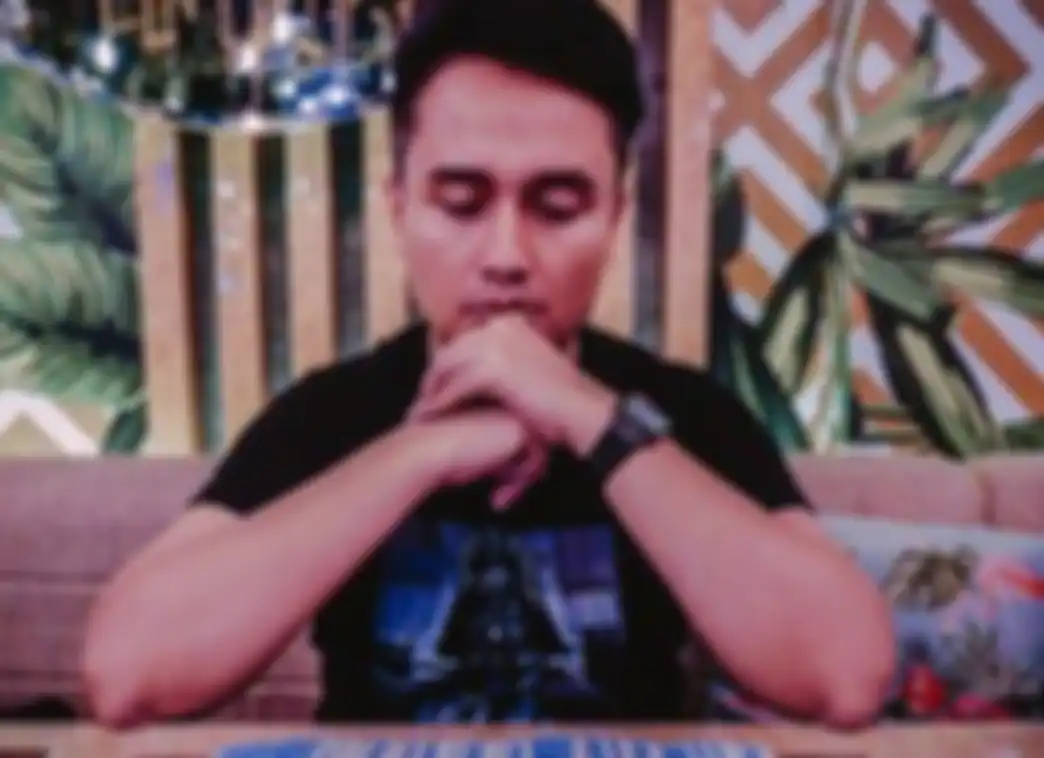 Firasatnya Tak Pernah Meleset, Denny Darko Ungkap Ramalannya Bahwa Akan Ada Sosok Artis Wanita yang Akan Ditinggal Pergi Oleh Prianya, Peramal Kondang Itu Ogah Sebut Nama : Silakan Anda Tebak Sendiri !