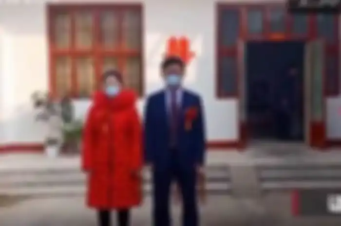 Sepasang Pengantin yang Melangsungkan Pernikahan Singkat Mereka Akibat Wabah Virus Corona