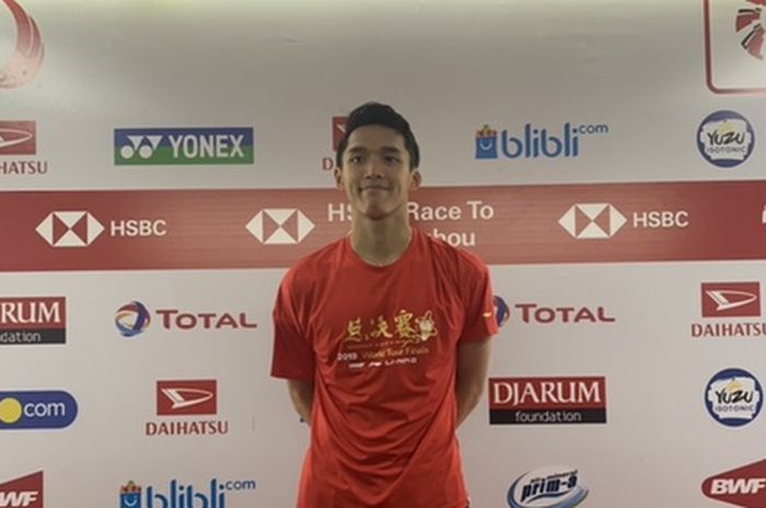 Pebulu tangkis tunggal putra Indonesia, Jonatan Christie, berfoto usai pertandingan 16 Besar Indonesia Masters 2020 di Istora Senayan, Jakarta, Kamis (16/1/2020). 