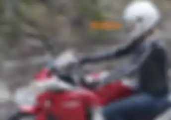 Street Manners: Usir Embun di Visor Helm Saat Riding Hujan, Jangan Tunggu Celaka