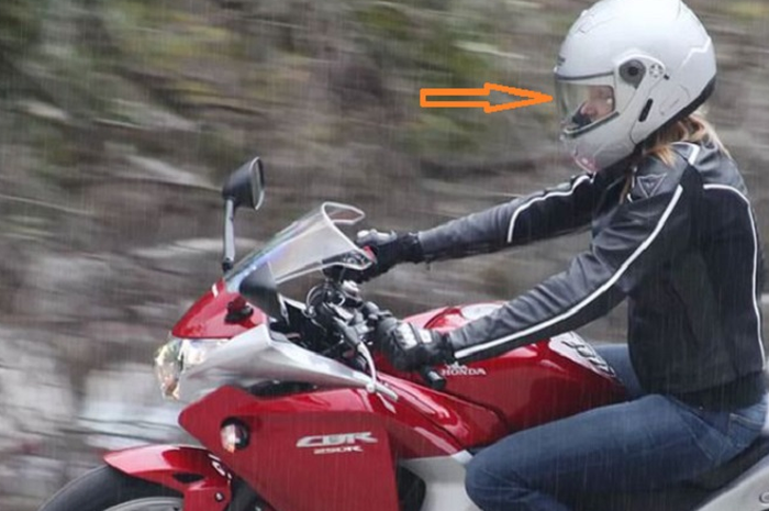 Jangan tunggu celaka, begini trik usir embun di visor helm saat riding hujan.