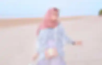 6 Ide OOTD Hijab Pantai yang Modis dan Kece Buat Dipakai Foto!