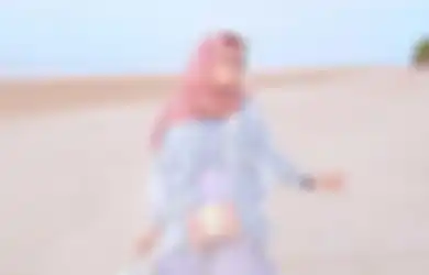 6 Ide OOTD Hijab Pantai yang Modis dan Kece Buat Dipakai Foto!