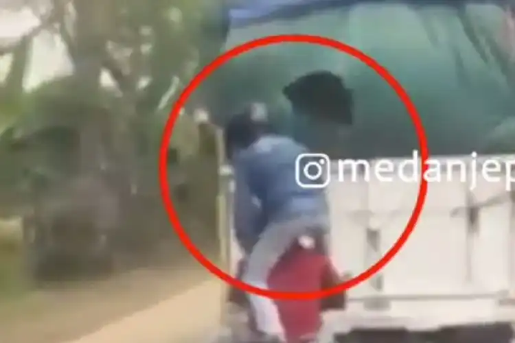 Nekat, Sambil Berdiri di Motor Dua Bajing Loncat Curi Sembako dari Truk yang Sedang Berjalan
