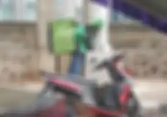 Pengen Nangis Lihatnya, Perjuangan Berat Bapak Ojol di Jalanan, Sampai Tidur Sambil Berdiri