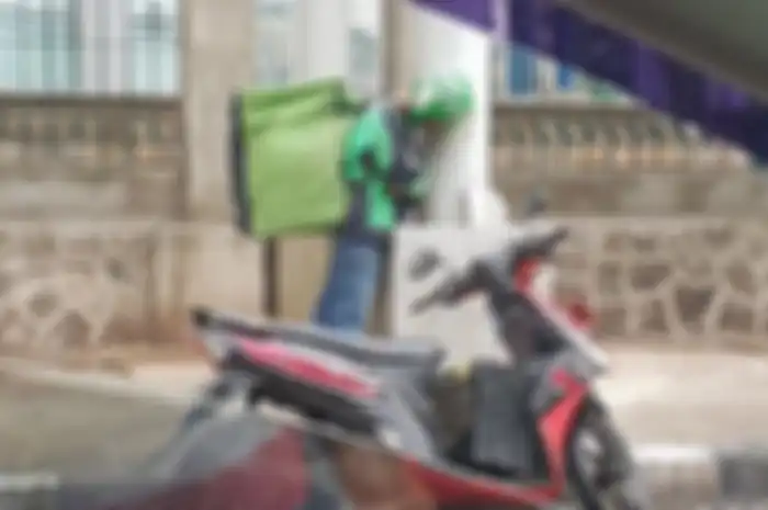 Pengojek online kelelahan sampai tertidur sambil berdiri di Klender, Jaktim.