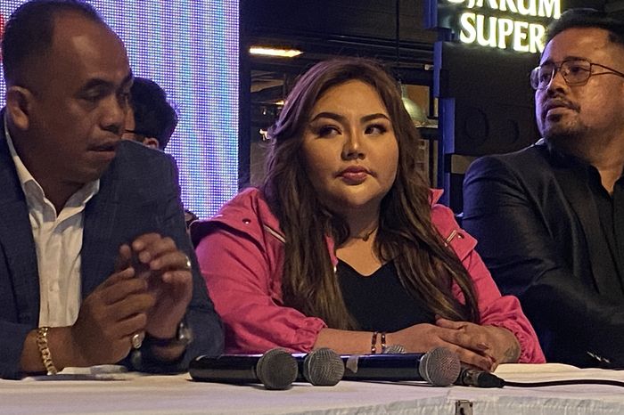 Lisa Mariana melakukan konferensi pers pada Jumat (11/4/2025)