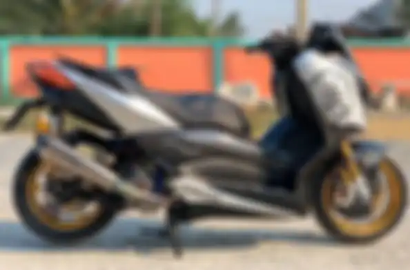 Modifikasi Yamaha XMAX 300 semakin elegan dengan warna Matte Silver.