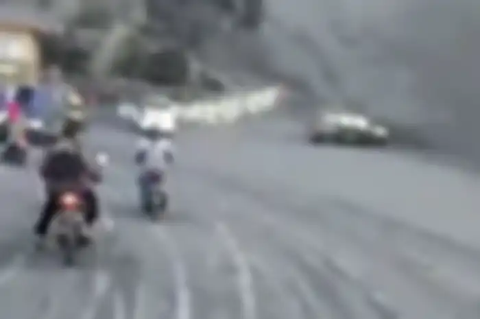 Pemotor rekam video erupsi gunung Tangkuban Parahu