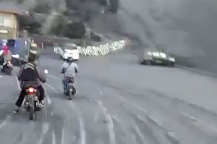 Pemotor rekam video erupsi gunung Tangkuban Parahu