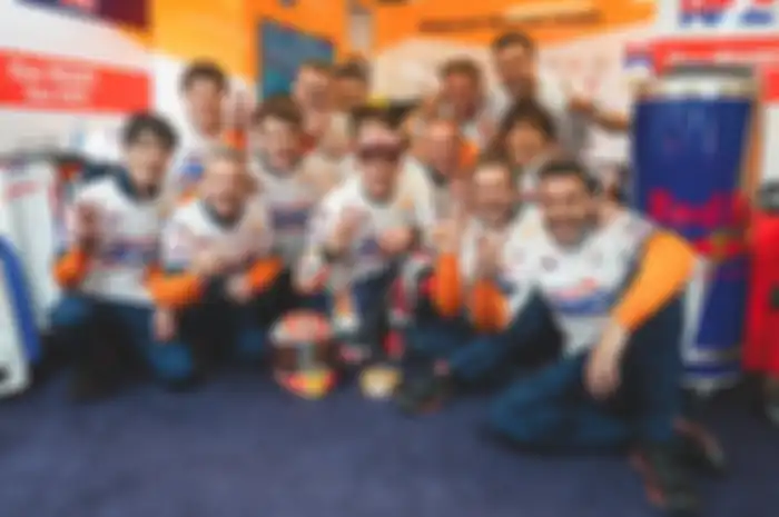 Marc Marquez dan kru rayakan juara MotoGP Prancis. Ada yang aneh unjuk jari dan kaos kok angkanya beda sih?