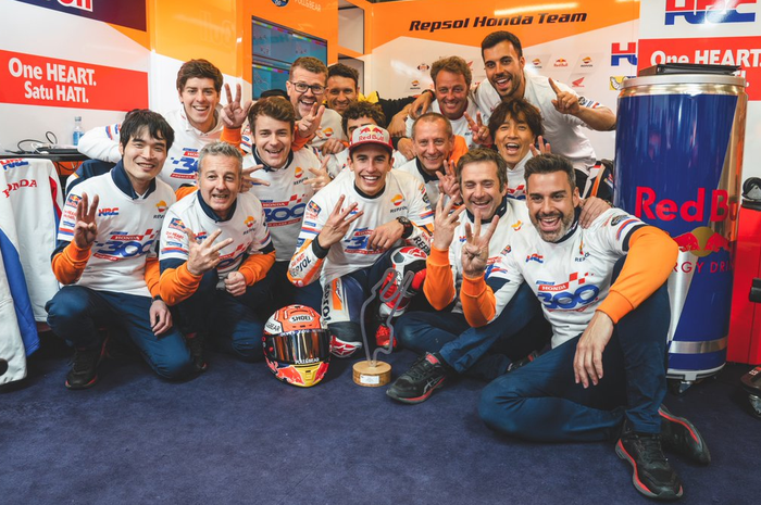Marc Marquez dan kru rayakan juara MotoGP Prancis. Ada yang aneh unjuk jari dan kaos kok angkanya beda sih?