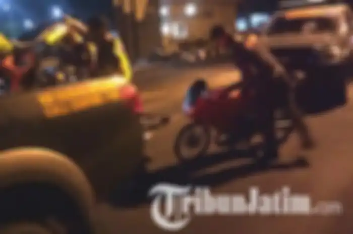 Polisi mengamankan sepeda motor yang dipakai balapan liar di Kawasan Monumen Simpang Lima Gimul Kediri, Minggu (3/1/2019). 
