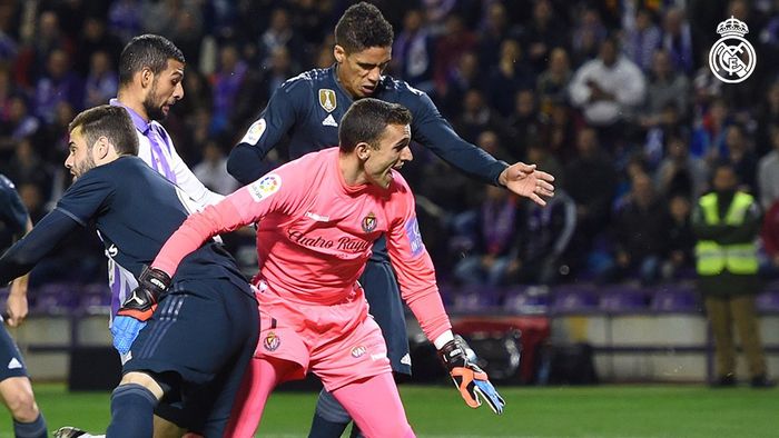 Bek Real Madrid, Raphael Varane (atas), mencetak gol ke gawang Real Valladolid dalam laga Liga Spanyol di Stadion Municipal Jose Zorrilla, Minggu (10/3/2019).