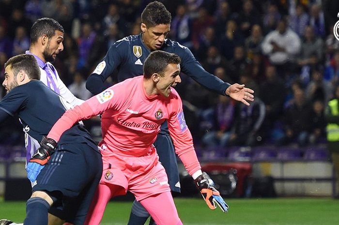 Bek Real Madrid, Raphael Varane (atas), mencetak gol ke gawang Real Valladolid dalam laga Liga Spanyol di Stadion Municipal Jose Zorrilla, Minggu (10/3/2019).