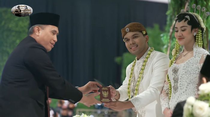 Thariq Halilintar dan Aaliyah Massaid resmi menikah hari ini, di Raffles Hotel Jakarta, Jumat (26/7/2024).