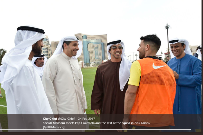 Pemilik Manchester City, Sheikh Mansour (baju coklat).