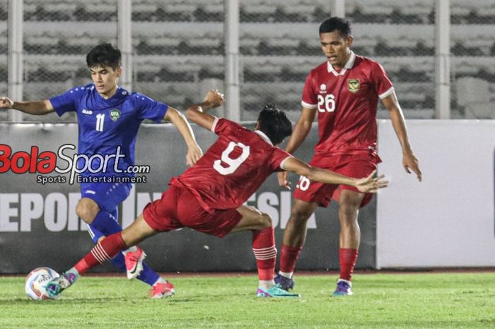 Komilov Murodjon (kiri) sedang menguasai bola dalam laga uji coba timnas U-20 Indonesia versus timnas U-20 Uzbekistan di Stadion Madya, Senayan, Jakarta, Selasa (30/1/2023) malam.