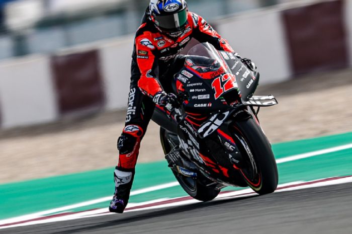 Pembalap Aprilia, Maverick Vinales saat sesi latihan bebas di Sirkuit Losail, Qatar.