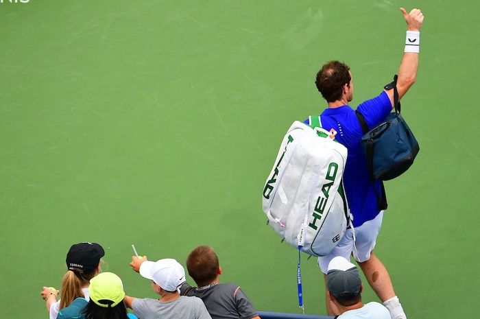 Petenis Skotlandia, Andy Murray, menyapa penonton di turnamen Cincinnati Masters 2019 Senin (12/8/2019)